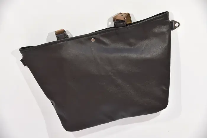 Ledertasche, Sarah S aus geschliffenem Nubuckleder und glänzendem Anilin-Nappaleder in schwarz und Schultergurten aus Dickelder, Unikat, hergestellt auf La Palma, Kanarische Inseln, Spanien, Europa