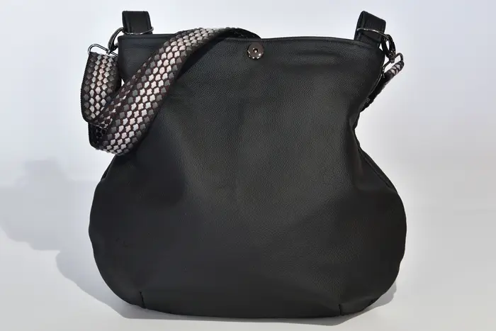 bolso de cuero, Iris M de piel de vaca negra, suave y resistente, pieza única, fabricada en La Palma, Islas Canarias, España, Europa