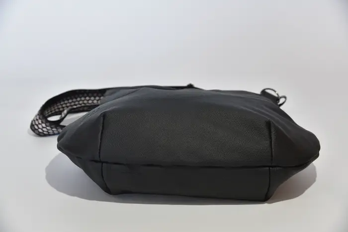 bolso de cuero, Iris M de piel de vaca negra, suave y resistente, pieza única, fabricada en La Palma, Islas Canarias, España, Europa