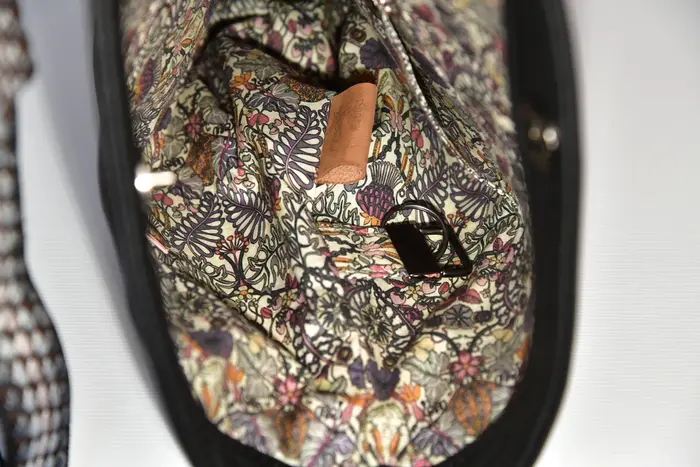 bolso de cuero, Iris M de piel de vaca negra, suave y resistente, pieza única, fabricada en La Palma, Islas Canarias, España, Europa