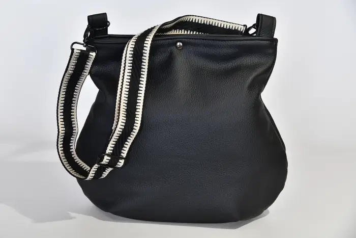 bolso de cuero, Iris S de suave y resistente piel de vaca negra, pieza única, fabricada en La Palma, Islas Canarias, España, Europa
