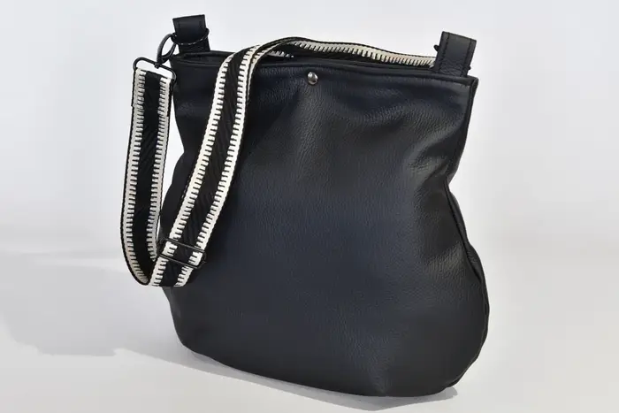 bolso de cuero, Iris S de suave y resistente piel de vaca negra, pieza única, fabricada en La Palma, Islas Canarias, España, Europa