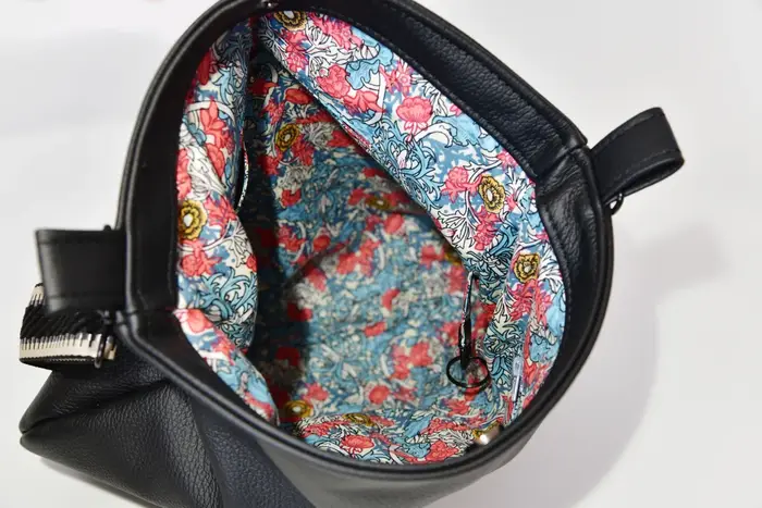 bolso de cuero, Iris S de suave y resistente piel de vaca negra, pieza única, fabricada en La Palma, Islas Canarias, España, Europa