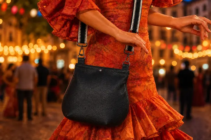 Frau trägt Ledertasche Modell Iris S Art. 26036, Unikat, hergestellt auf La Palma, Kanarische Inseln, Spanien, Europa