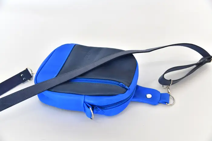 Ledertasche, Adrian M aus vollnarbig pflanzlich-softem Rindsnubukleder in sehr blau, Unikat, hergestellt auf La Palma, Kanarische Inseln, Spanien, Europa