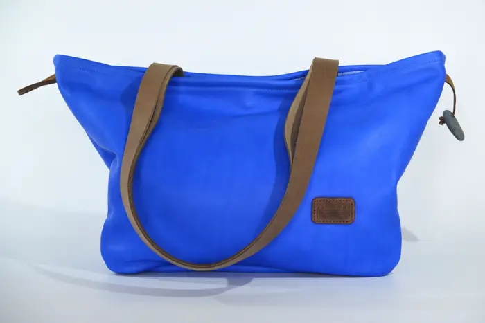 Ledertasche, Sarah S aus vollnarbigem, pflanzlich softem Rindsleder in sehr blau, Unikat, hergestellt auf La Palma, Kanarische Inseln, Spanien, Europa