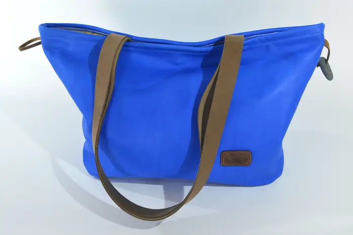 Ledertasche, Sarah S aus vollnarbigem, pflanzlich softem Rindsleder in sehr blau, Unikat, hergestellt auf La Palma, Kanarische Inseln, Spanien, Europa