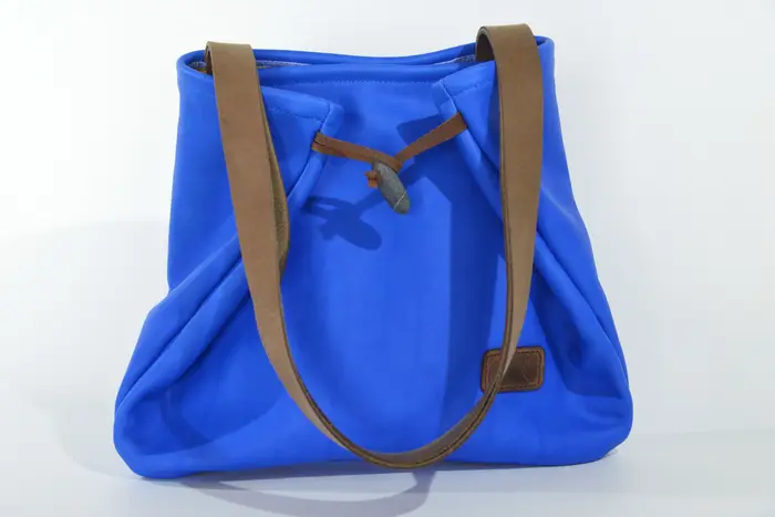 Ledertasche, Sarah S aus vollnarbigem, pflanzlich softem Rindsleder in sehr blau, Unikat, hergestellt auf La Palma, Kanarische Inseln, Spanien, Europa