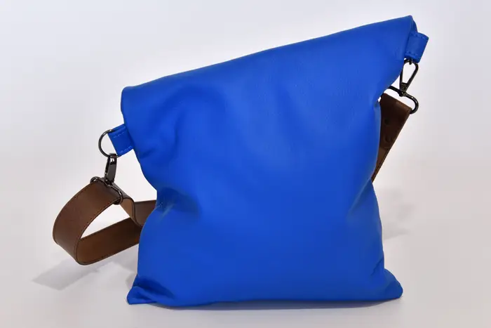 Ledertasche, Sam dia S aus vollnarbigem, pflanzlich softem Rindsleder in sehr blau mit Roteichenholz, Unikat, hergestellt auf La Palma, Kanarische Inseln, Spanien, Europa