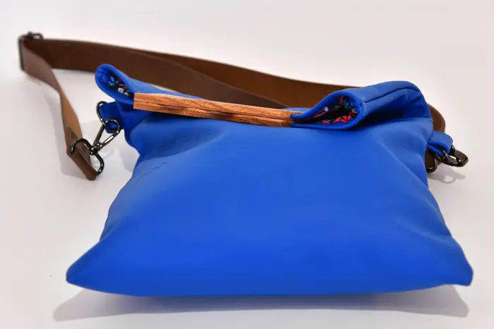 Ledertasche, Sam dia S aus vollnarbigem, pflanzlich softem Rindsleder in sehr blau mit Roteichenholz, Unikat, hergestellt auf La Palma, Kanarische Inseln, Spanien, Europa