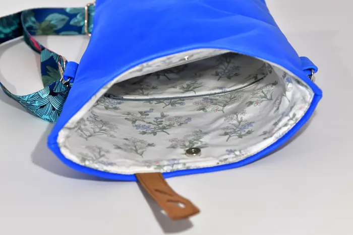 Sam Dia S aus vollnarbig, pflanzlich softem Rindsleder in sehr blau