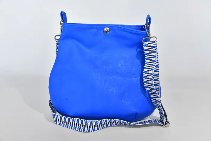 bolso de cuero, Iris M en vaca plena flor, de acabado suave, en muy azul, pieza única, fabricada en La Palma, Islas Canarias, España, Europa