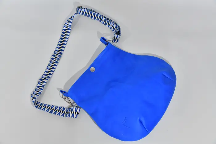 bolso de cuero, Iris M en vaca plena flor, de acabado suave, en muy azul, pieza única, fabricada en La Palma, Islas Canarias, España, Europa