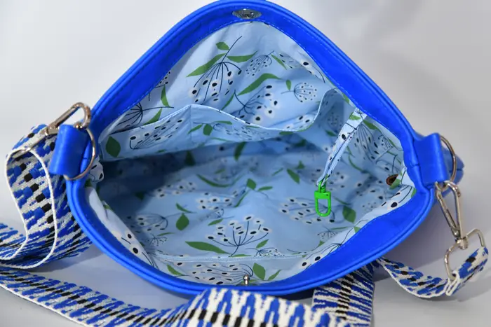 bolso de cuero, Iris M en vaca plena flor, de acabado suave, en muy azul, pieza única, fabricada en La Palma, Islas Canarias, España, Europa