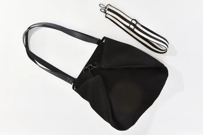 Ledertasche, Sarah playa L aus geschliffenem Rindsnubuckleder in sehr schwarz, Unikat, hergestellt auf La Palma, Kanarische Inseln, Spanien, Europa