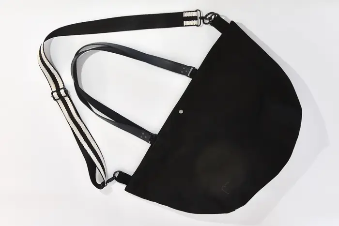 Ledertasche, Sarah playa L aus geschliffenem Rindsnubuckleder in sehr schwarz, Unikat, hergestellt auf La Palma, Kanarische Inseln, Spanien, Europa