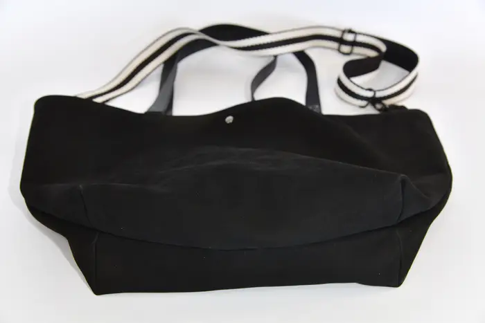 Ledertasche, Sarah playa L aus geschliffenem Rindsnubuckleder in sehr schwarz, Unikat, hergestellt auf La Palma, Kanarische Inseln, Spanien, Europa