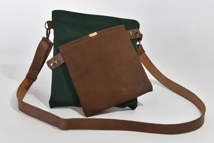 Ledertasche, Ben dia M aus geschliffenem Wassrbüffel-Nubuckleder in tannengrün und braun, Unikat, hergestellt auf La Palma, Kanarische Inseln, Spanien, Europa