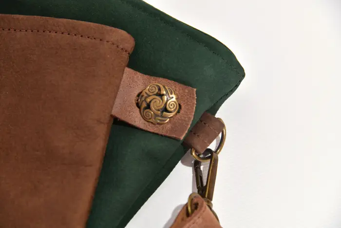 Ledertasche, Ben dia M aus geschliffenem Wassrbüffel-Nubuckleder in tannengrün und braun, Unikat, hergestellt auf La Palma, Kanarische Inseln, Spanien, Europa