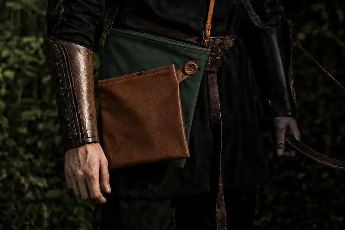 Mann trägt Ledertasche Modell Ben dia M Art. 24079