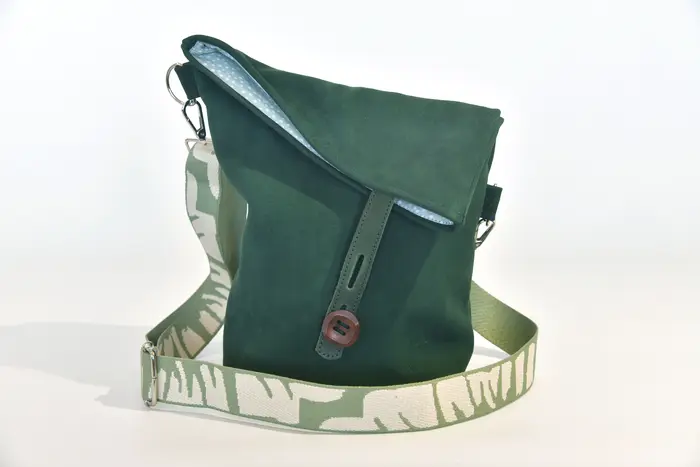 Ledertasche, Sam dia S aus geschliffenem, tannengrünen Nubuk-Wasserbüffelleder, Unikat, hergestellt auf La Palma, Kanarische Inseln, Spanien, Europa