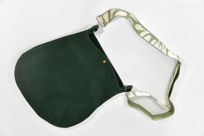 bolso de cuero, Iris M en nubuc de búfalo de agua en verde abeto, pieza única, fabricada en La Palma, Islas Canarias, España, Europa