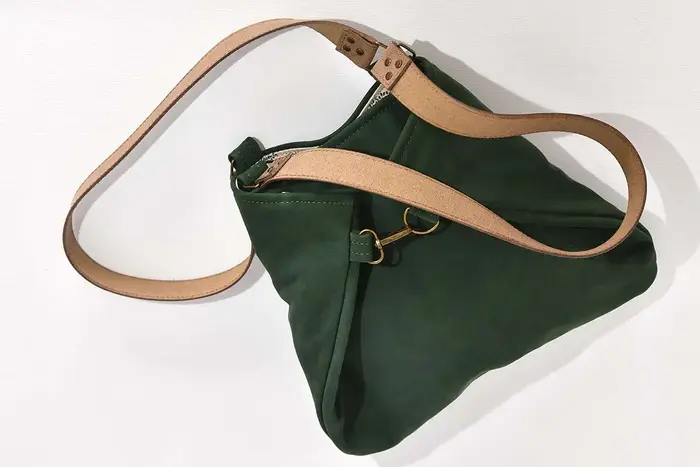 Ledertasche, Sarah S aus geschliffenem Nubuckleder in tannengrün und Schultergurten aus Dickelder, Unikat, hergestellt auf La Palma, Kanarische Inseln, Spanien, Europa