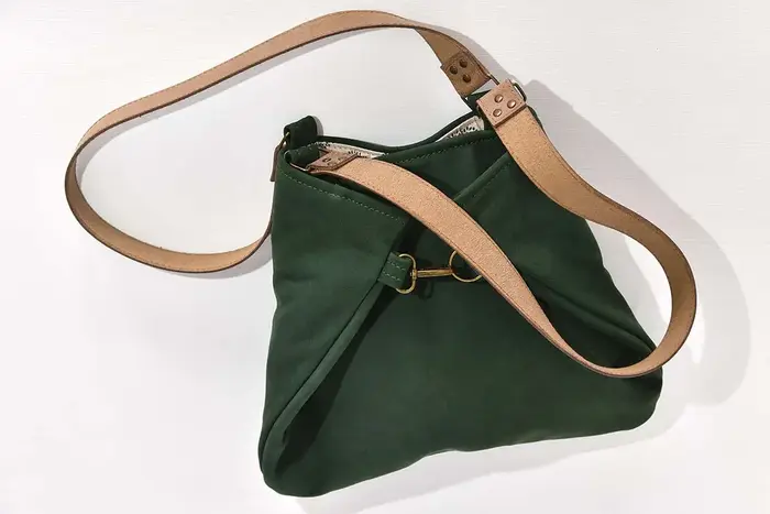 Ledertasche, Sarah S aus geschliffenem Nubuckleder in tannengrün und Schultergurten aus Dickelder, Unikat, hergestellt auf La Palma, Kanarische Inseln, Spanien, Europa