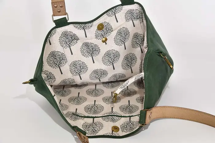 Ledertasche, Sarah S aus geschliffenem Nubuckleder in tannengrün und Schultergurten aus Dickelder, Unikat, hergestellt auf La Palma, Kanarische Inseln, Spanien, Europa