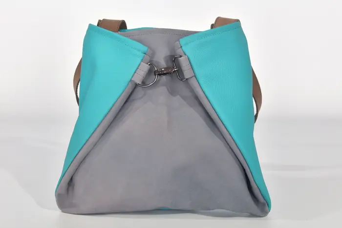 Ledertasche, Sarah S aus Nappa-Wasserbüffelleder in türkis und geschliffenem Nubuckleder in blaugrau und Schultergurten aus Dickelder, Unikat, hergestellt auf La Palma, Kanarische Inseln, Spanien, Europa