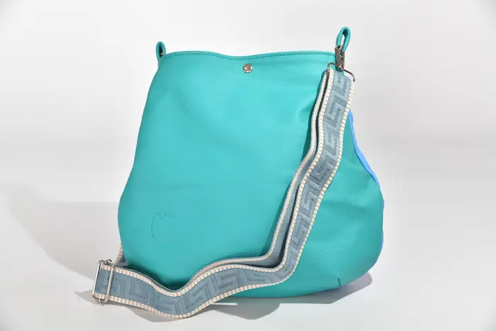 bolso de cuero, Iris S en napa de búfalo de agua turquesa y suave de plena flor de vaca curtida vegetal en azul claro, pieza única, fabricada en La Palma, Islas Canarias, España, Europa
