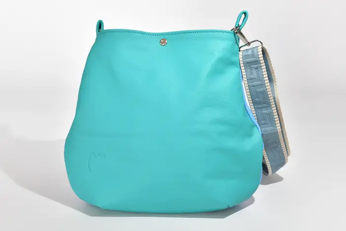 bolso de cuero, Iris S en napa de búfalo de agua turquesa y suave de plena flor de vaca curtida vegetal en azul claro, pieza única, fabricada en La Palma, Islas Canarias, España, Europa