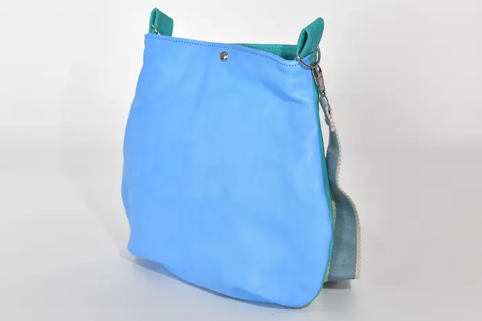 bolso de cuero, Iris S en napa de búfalo de agua turquesa y suave de plena flor de vaca curtida vegetal en azul claro, pieza única, fabricada en La Palma, Islas Canarias, España, Europa