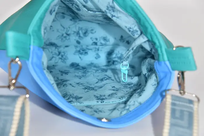 bolso de cuero, Iris S en napa de búfalo de agua turquesa y suave de plena flor de vaca curtida vegetal en azul claro, pieza única, fabricada en La Palma, Islas Canarias, España, Europa