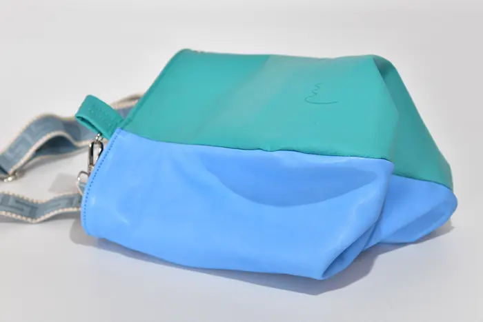 bolso de cuero, Iris S en napa de búfalo de agua turquesa y suave de plena flor de vaca curtida vegetal en azul claro, pieza única, fabricada en La Palma, Islas Canarias, España, Europa