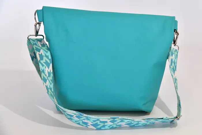 Ledertasche, Sam dia L aus türkisfarbenem Nappa-Wasserbüffelleder mit Weißbuchenholz, Unikat, hergestellt auf La Palma, Kanarische Inseln, Spanien, Europa