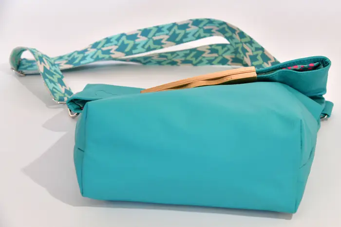 Ledertasche, Sam dia L aus türkisfarbenem Nappa-Wasserbüffelleder mit Weißbuchenholz, Unikat, hergestellt auf La Palma, Kanarische Inseln, Spanien, Europa