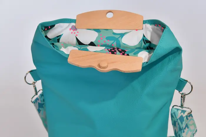 Ledertasche, Sam dia L aus türkisfarbenem Nappa-Wasserbüffelleder mit Weißbuchenholz, Unikat, hergestellt auf La Palma, Kanarische Inseln, Spanien, Europa