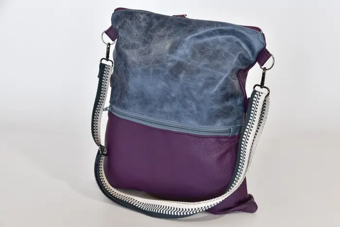 Ledertasche, Sam flex M aus violettem Anilin-Nappaleder und saphirfarbenem Nappa-Rindsleder, Unikat, hergestellt auf La Palma, Kanarische Inseln, Spanien, Europa