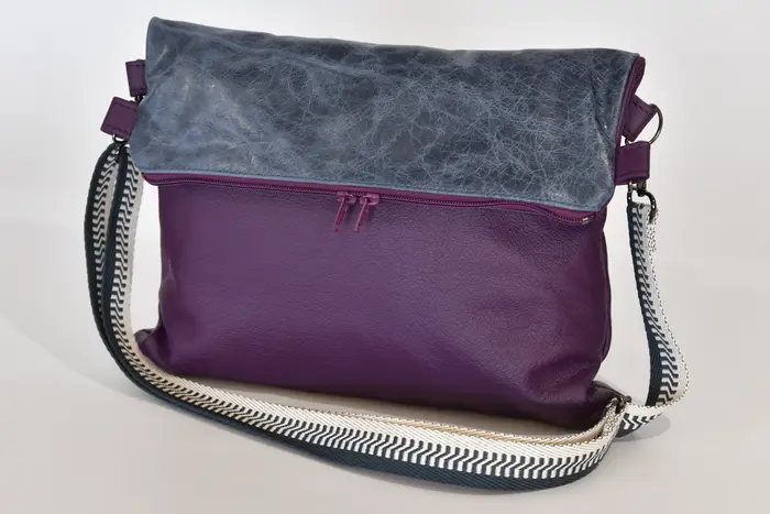 Ledertasche, Sam flex M aus violettem Anilin-Nappaleder und saphirfarbenem Nappa-Rindsleder, Unikat, hergestellt auf La Palma, Kanarische Inseln, Spanien, Europa