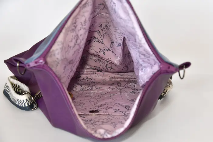 Sam flex M aus violettem Anilin-Nappaleder und saphirfarbenem Nappa-Rindsleder