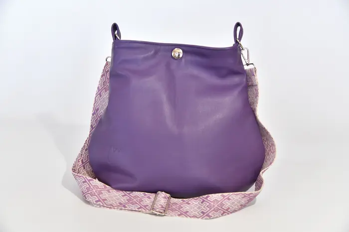 bolso de cuero, Iris S de napa de vaca anilina violeta, pieza única, fabricada en La Palma, Islas Canarias, España, Europa