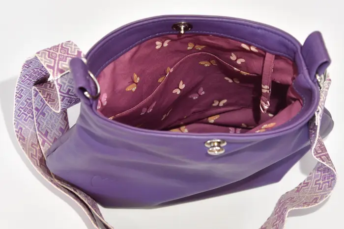 bolso de cuero, Iris S de napa de vaca anilina violeta, pieza única, fabricada en La Palma, Islas Canarias, España, Europa