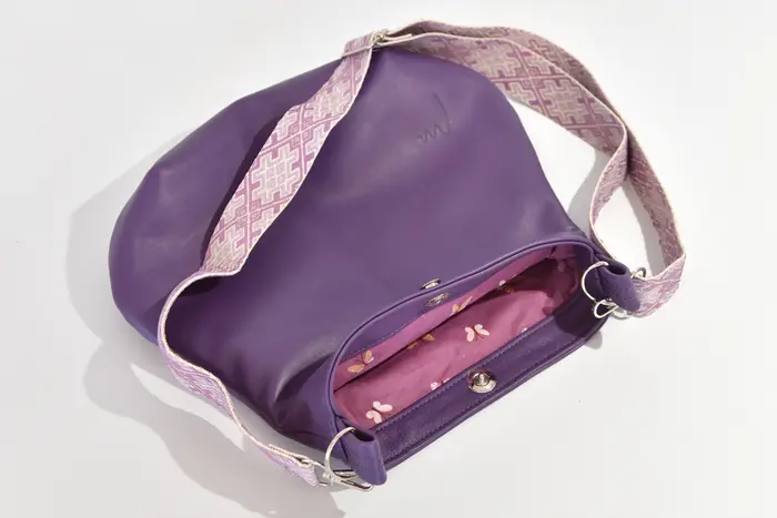 bolso de cuero, Iris S de napa de vaca anilina violeta, pieza única, fabricada en La Palma, Islas Canarias, España, Europa