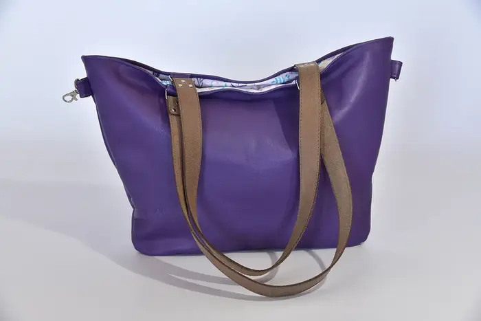 Ledertasche, Sarah S aus Anilin-Nappaleder in violett und Schultergurten aus Dickelder, Unikat, hergestellt auf La Palma, Kanarische Inseln, Spanien, Europa