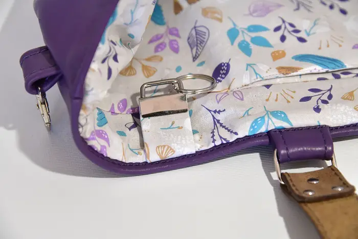 Ledertasche, Sarah S aus Anilin-Nappaleder in violett und Schultergurten aus Dickelder, Unikat, hergestellt auf La Palma, Kanarische Inseln, Spanien, Europa