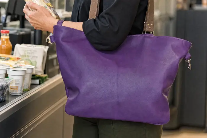Frau trägt Ledertasche Modell Sarah S Art. 25060, Unikat, hergestellt auf La Palma, Kanarische Inseln, Spanien, Europa