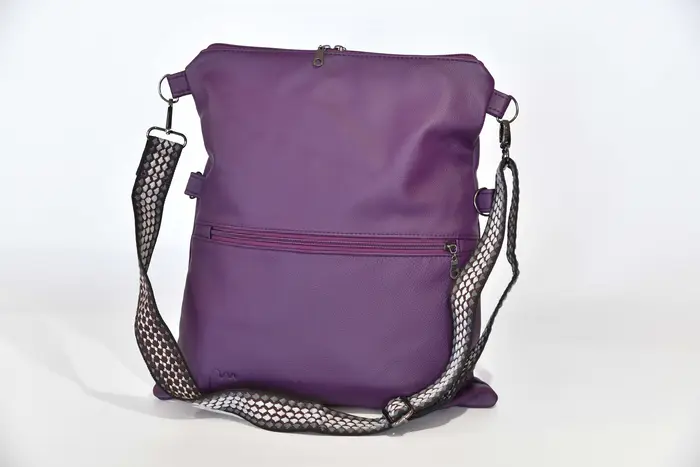 Ledertasche, Sam flex M aus violettem, semianilin Nappa-Rindsleder, Unikat, hergestellt auf La Palma, Kanarische Inseln, Spanien, Europa