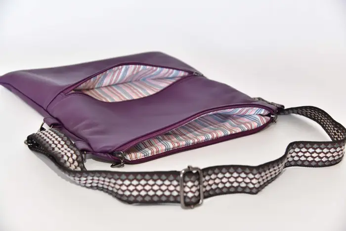 Ledertasche, Sam flex M aus violettem, semianilin Nappa-Rindsleder, Unikat, hergestellt auf La Palma, Kanarische Inseln, Spanien, Europa