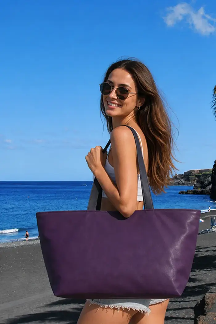 Frau trägt Ledertasche Modell Sarah playa L Art. 25110, Unikat, hergestellt auf La Palma, Kanarische Inseln, Spanien, Europa